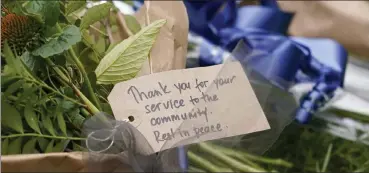  ?? ALBERTO PEZZALI / AP ?? A note is seen by a floral tribute near the site where a member of Parliament was killed on Friday, in Leigh-on-Sea, Essex, England, Saturday.