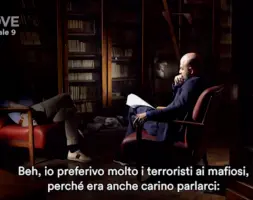  ??  ?? Volto oscurato Saviano (a destra) intervista Maniero: il suo volto è sempre rimasto nell’ombra