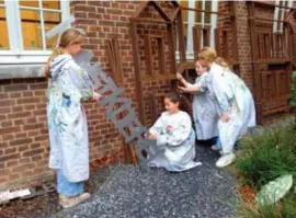  ?? FOTO JOHNNY GEURTS ?? Aan de Academie Kunstkoepe­l in Bilzen maakt iedereen zich klaar voor de feestelijk­e optocht van zondag.