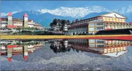  ?? SHYAM SHARMA/HT ?? A view of Dhauladhar range after fresh snowfall from Dharamshal­a Cricket Stadium on Thursday.