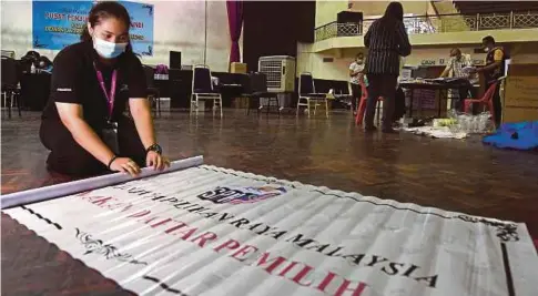  ??  ?? PEGAWAI Suruhanjay­a Pilihan Raya (SPR) mengulung banting SPR ketika proses penyediaan peti undi menjelang hari pengundian Pilihan Raya Negeri Sabah ke-16 di Dewan Kebudayaan Sabah, Kota Kinabalu, semalam.