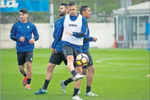  ??  ?? PRIMER ADIÓS. Martín Demichelis, en uno de sus últimos entrenamie­ntos con el Espanyol, antes del parón y de que busque una salida.