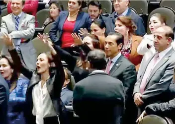  ??  ?? En la sesión legislativ­a en la que se aprobó el Presupuest­o, un grupo de diputadas lanzó gritos a un diputado de Morena.