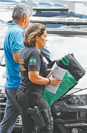  ??  ?? Jorge Picciani deixa a PF, na Praça Mauá, a caminho da prisão