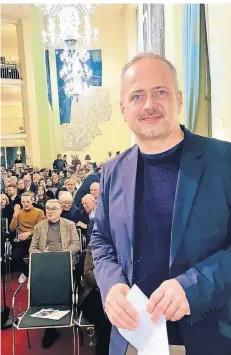  ?? FOTO: UWE-JENS RUHNAU ?? Gernot Wolfram, Professor für Medien- und Kulturmana­gement, sprach beim ersten Opern-Forum an der Heine-Allee.