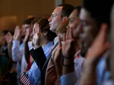  ?? Angela Rowlings, Boston Herald ?? New U. S. citizens say the Pledge of Allegiance during their naturaliza­tion ceremony in 2019 in Boston.
