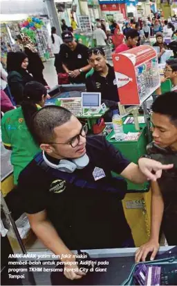  ??  ?? ANAK-ANAK yatim dan fakir miskin membeli-belah untuk persiapan Aidilfitri pada program TKHM bersama Forest City di Giant Tampoi.