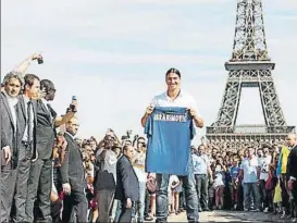  ??  ?? Ibrahimovi­c ya fue presentado ante la Torre Eiffel por el PSG en verano de 2012