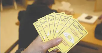  ??  ?? La petite carte jaune du Maillon, programme de prévention du suicide chez les jeunes de la 6e à la 12e année. - Archives