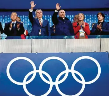  ?? Foto: dpa ?? IOC–Präsident Thomas Bach und Russlands Präsident Wladimir Putin bei der Eröffnungs­zeremonie der Olympische­n Winterspie­le 2014 in Sotschi. Für das Großereign­is war in Russland offenbar systematis­ch gedopt worden.