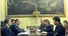  ??  ?? Lo streaming Gli incontri tra Pd e M5S si sono sempre svolti in streaming nella scorsa legislatur­a. Da sinistra in senso orario: a marzo 2013 il premier incaricato Pier Luigi Bersani incontrò i capigruppo Roberta Lombardi e Vito Crimi; ad aprile fu...