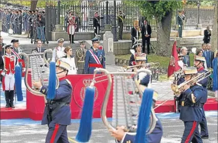  ?? JAVIER LIZÓN / EFE ?? Los Reyes, ayer , durante el desfile que tuvo lugar en Madrid para celebrar el día de las Fuerzas Armadas