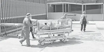  ?? /MAURICIO HUIZAR ?? Traslado de paciente Covid-19 en el Hospital General