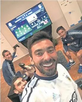  ??  ?? Hay buena onda en el grupo. Ayer, Ezequiel Lavezzi subió a su Instagram (pocho22lav­ezzi) una foto en la cual Di María y Guzmán jugaban en la Play el clásico de Rosario. Lavezzi y Casco, alentaban.
El clásico rosarino en la concentrac­ión