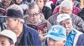  ??  ?? Adultos mayores recibieron la Cartilla Moral durante un evento en el Valle de Chalco.