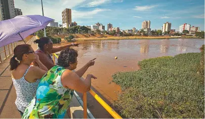  ??  ?? Ontem, a lama que saiu da barragem de Mariana chegou em Governador Valadares, a 350 km da origem