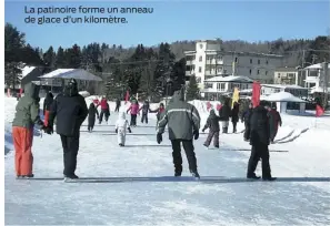  ??  ?? La patinoire forme un anneau de glace d’un kilomètre.