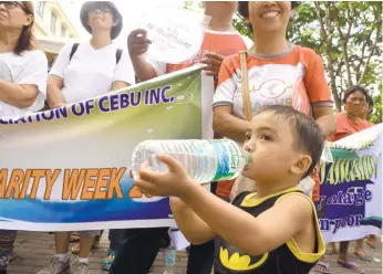  ?? (SUN.STAR FOTO/ARNI ACLAO) ?? SOLIDARITY WALK. Joining members of different homeowners’ associatio­ns in Cebu City for the Solidarity Walk as they celebrate Urban Poor Solidarity Week can be a thirsty affair.