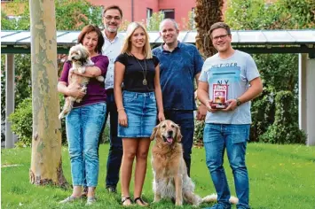  ?? Foto: Marcel Rother ?? Sie sind die strahlende­n Sieger und Sommerstar­s 2018: Sabine Hermann aus Rennertsho­fen mit Hund Coco (links) und Anja und Markus Riedelsber­ger aus Walda mit Hund Rocky (vorne). Bei der Preisverle­ihung mit dabei sind Florian Herold vom Kinopalast Neuburg (hinten rechts) und Manfred Rinke, Redaktions­leiter der Neuburger Rundschau.