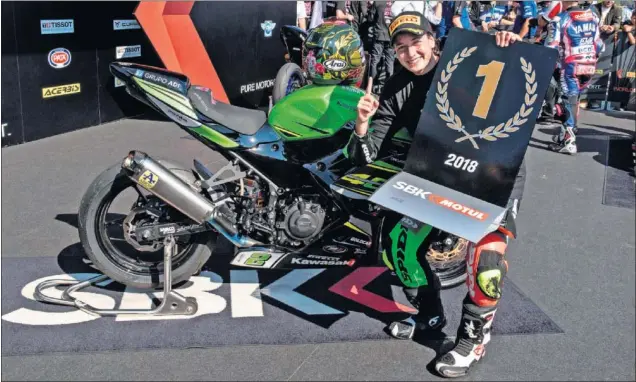  ??  ?? NÚMERO UNO. Ana Carrasco posa en Francia con el dorsal que le acredita como ganadora de Supersport 300 y como primera mujer en conseguir un título Mundial de la FIM.