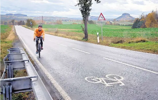  ?? FOTO: MIKE JÄGER ?? Piktogramm­e auf der Fahrbahn zwischen Altendorf und Bad Schandau weisen Autofahrer darauf hin, dass hier auch Radfahrer unterwegs sind.
