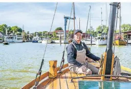  ?? ?? Jochen Eymael an seinem Lieblingso­rt – mit seinem Zeesboot auf dem Saaler Bodden vor Wustrow