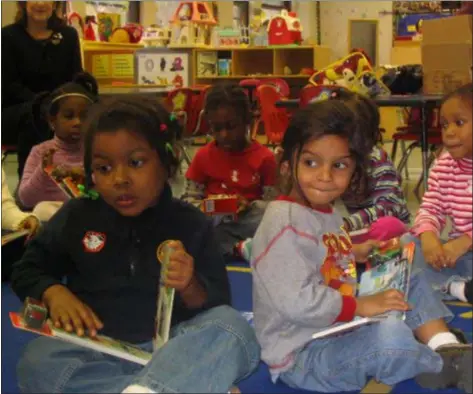  ?? SUBMITTED PHOTO — RSVP ?? Head Start preschoole­rs enjoy their new books.