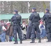  ?? ARCHIVFOTO: SCHÜLLER ?? Damit sich Bilder wie nach dem Karnevalsz­ug am 25. Februar 2017 nicht wiederhole­n, soll der Schulhof des Konrad-Adenauer-Gymnasiums an den jecken Tagen gesperrt werden.