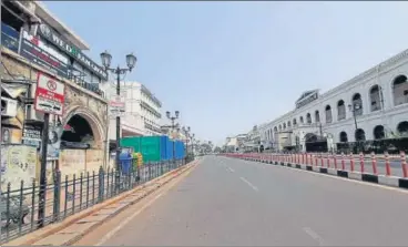  ?? DEEPAK GUPTA/HINDUSTAN TIMES ?? Hazratganj wears a deserted look during three-day weekend closure in Lucknow on Saturday .