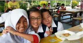  ?? — FOONG PEK YEE/The Star ?? Three amigos: Schoolmate­s and good friends (from left) Maizatul, Xue Lee and Chan Xue Yee, nine, in their school’s canteen back in 2016.