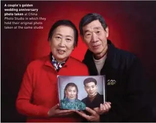  ??  ?? A couple’s golden wedding anniversar­yphoto taken at China Photo Studio in which they hold their original photo taken at the same studio