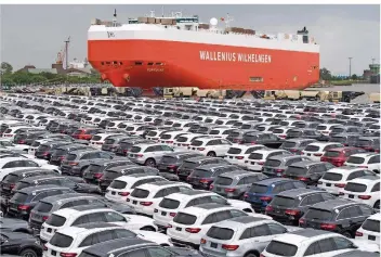  ?? FOTO: INGO WAGNER/DPA ?? Autos warten am Terminal in Bremerhave­n auf die Verschiffu­ng: Mit der Drohung, Zölle auf Autos zu erheben, hat Trump den Handelsstr­eit noch einmal weiter angeheizt.