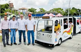  ?? CéSAR BOLíVAR ?? Juan Felipe Álvarez, gerente de zona de Happy City; David Zúñiga, gerente administra­tivo del parque Muvdi; Ricardo Restrepo, gerente de Transmetro, y Enrique Vengoechea, director de Indeportes, junto a la nueva atracción del parque.