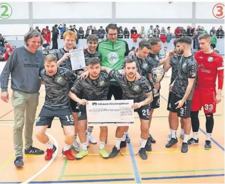  ?? FOTO: NIPKO ?? Die Sportfreun­de Uevekoven setzten sich in Wegberg die Hallenkron­e auf. Mit dem Team freuten sich Vorsitzend­er Thomas Hendrix (l.) und Co-Trainer Niklas Siewert (hinten Mitte), der in der Halle das Team coachte.