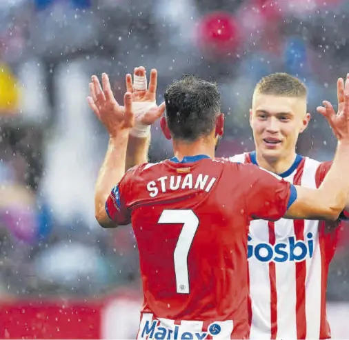  ?? // EFE ?? Stuani y Dovbyk celebran el gol que dio la victoria al Girona