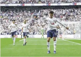  ??  ?? Il centrocamp­ista del Tottenham Dele Alli, 22 anni, fa la flossing dance dopo aver segnato un gol durante la semifinale di FA Cup poi vinta dal Manchester United lo scorso aprile. Il giocatore è un appassiona­to di Fortnite.