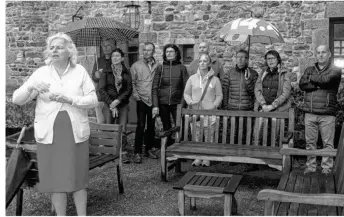  ??  ?? Carole Fourcade a raconté l’histoire du manoir aux nombreux visiteurs présents.