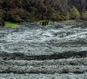  ?? (foto Zanfron) ?? Colata La frana che minaccia l’abitato di Schiucaz in Alpago, nel Bellenuse