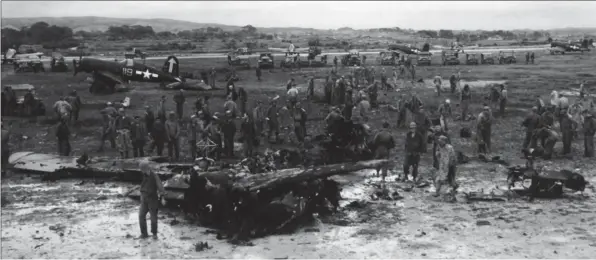  ?? US AIR FORCE ?? Quelques-uns des avions détruits par les commandos japonais qui semèrent le chaos pendant quelques heures sur l’aérodrome de Yontan dans la nuit du 24 au 25 mai 1945.