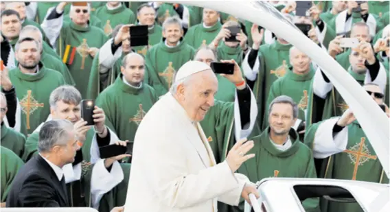  ??  ?? Papa Franjo zbog sporazuma se našao suočen i s kritikama, no pregovori su vođeni i ranije, a ubrzali su se u vrijeme Benedikta XVI.