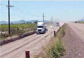  ??  ?? TRanSPORTI­STaS Y viajeros obligados a cruzar tramo de terracería desde hace años