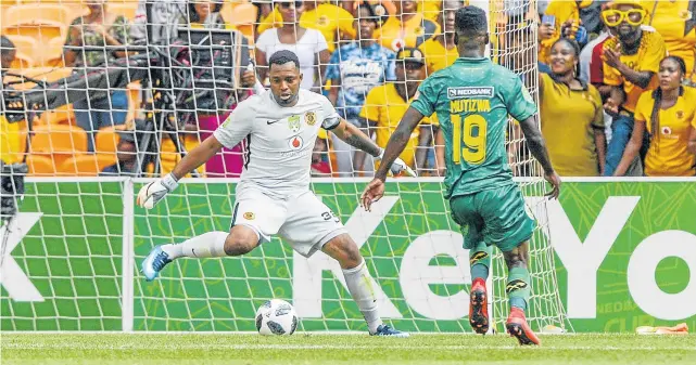  ?? Picture: GALLO IMAGES ?? DISPLAYING A STEEL-WILL: Kaizer Chiefs goalkeeper Itumeleng Khune moves in to close down Knox Mutizwa of Golden Arrows during the Nedbank Cup last 32 match at FNB Stadium on Sunday in Johannesbu­rg. Khune dished out a sterling performanc­e despite...