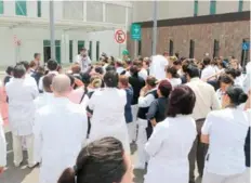  ?? ISSEA Cortesía ?? EMPLEADOS Y PERSONAL médico del Hospital Hidalgo realizaron ayer un simulacro de evacuación.