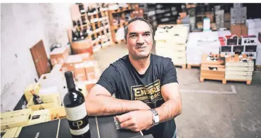  ?? RP-FOTO: ANDREAS BRETZ ?? Michail „Gonzo“Golzarandi erzählt von seinem Leben im Lockdown. Der Weinhändle­r sagt: „Ich will den Kopf nicht in den Sand stecken.“