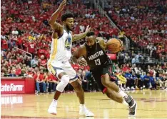  ?? Foto: afp ?? Zu selten gab es ein Durchkomme­n für Houstons James Harden (re.). Hier drängt ihn Jordan Bell ab.