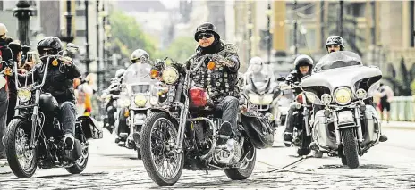  ?? Foto: Jan Zátorský, MAFRA ?? Přehlídka amerických legend Mezi účastníky spanilé jízdy Prahou byli jak jezdci na sériových modelech, tak majitelé unikátních „custom“motorek, tedy těch svébytně upravených. Další vzácné stroje mohli návštěvníc­i Prague Harley Days vidět v expozici v...