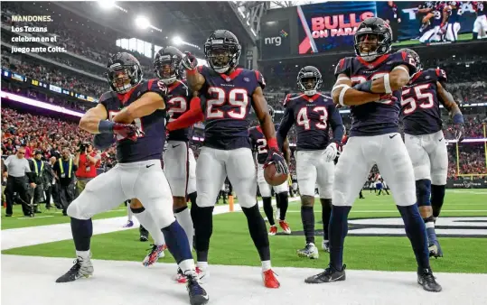  ??  ?? MANDONES. Los Texans celebran en el juego ante Colts.