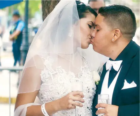  ??  ?? Denniz Rodríguez y Rosemarie Feliciano sellaron su amor con un beso tras unirse en matrimonio en la boda