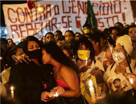  ?? Ricardo Moraes/Reuters ?? Pessoas protestam contra ação policial que deixou 28 mortos na favela do Jacarezinh­o, no Rio de Janeiro