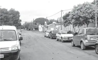  ??  ?? Se mantienen en forma constante las calles, que se ven muy afectadas durante las lluvias.